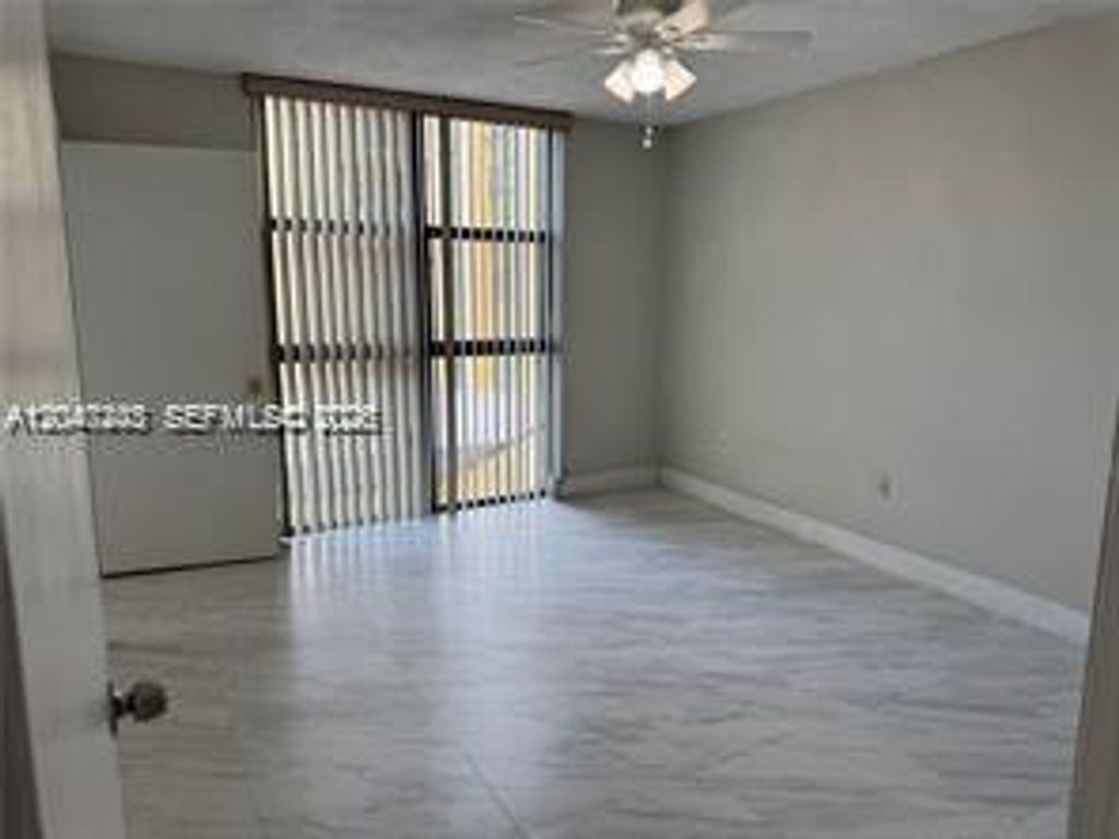 11800 SW 18th St 322-4, Miami, FL 33175