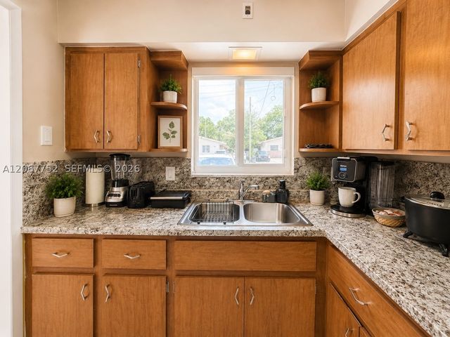 31 SW 8th St 1, Hallandale Beach, FL 33009