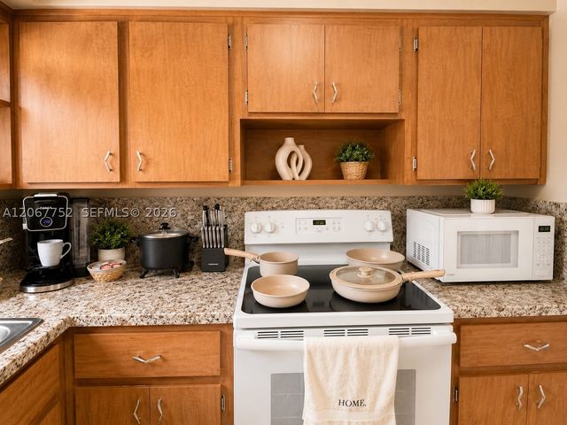 31 SW 8th St 1, Hallandale Beach, FL 33009