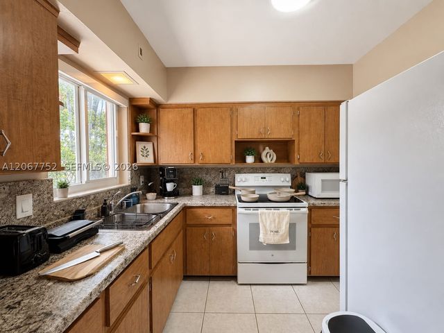 31 SW 8th St 1, Hallandale Beach, FL 33009