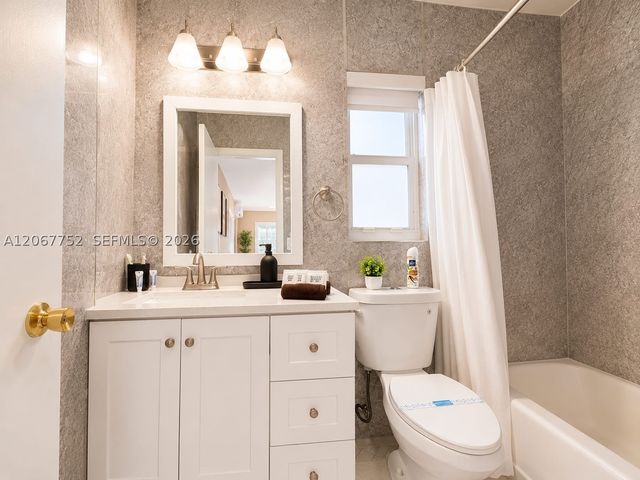 31 SW 8th St 1, Hallandale Beach, FL 33009