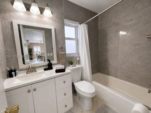 31 SW 8th St 1, Hallandale Beach, FL 33009