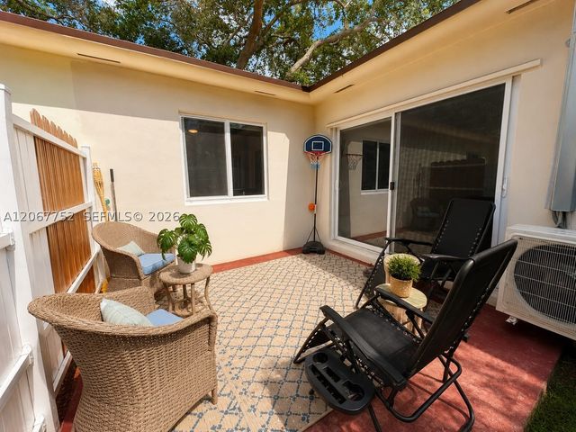 31 SW 8th St 1, Hallandale Beach, FL 33009