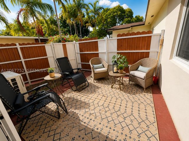 31 SW 8th St 1, Hallandale Beach, FL 33009