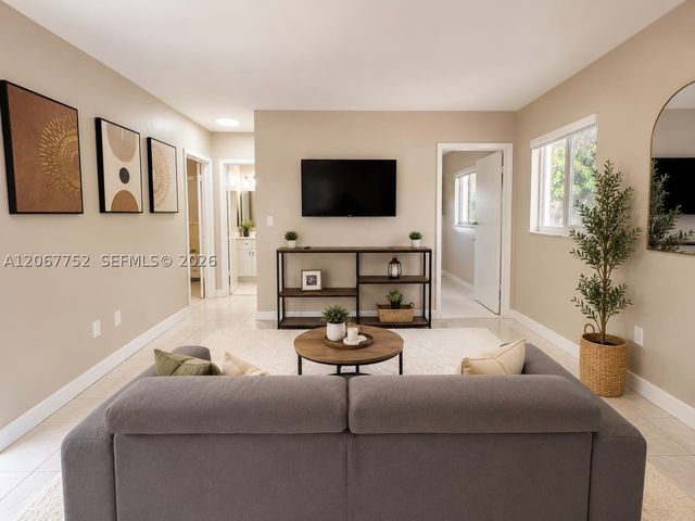 31 SW 8th St 1, Hallandale Beach, FL 33009