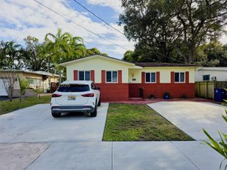 31 SW 8th St 1, Hallandale Beach, FL 33009