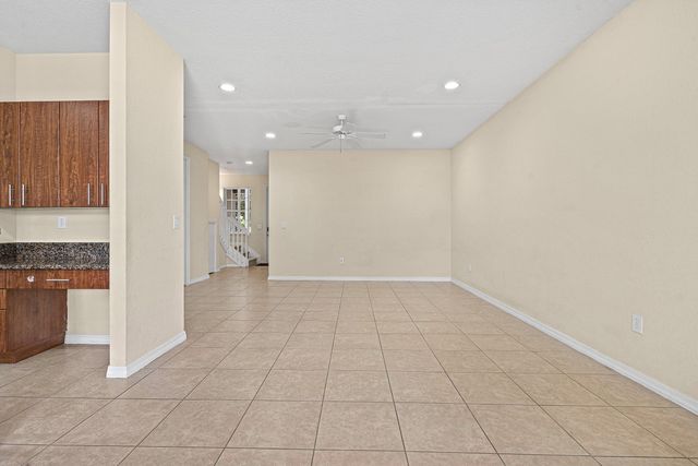 6272 S MILITARY Trail 203, Lake Worth, FL 33463