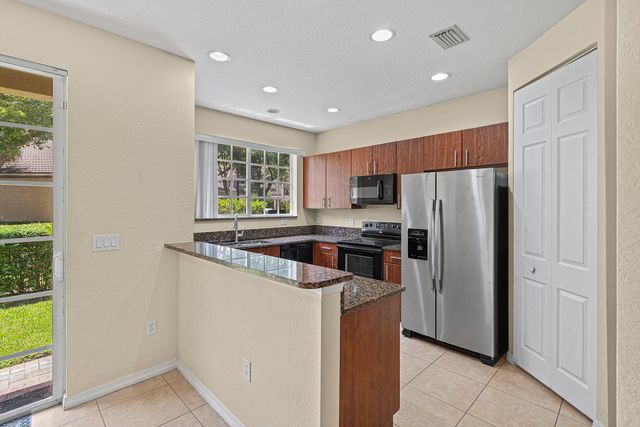 6272 S MILITARY Trail 203, Lake Worth, FL 33463