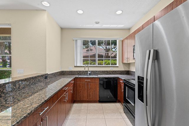 6272 S MILITARY Trail 203, Lake Worth, FL 33463
