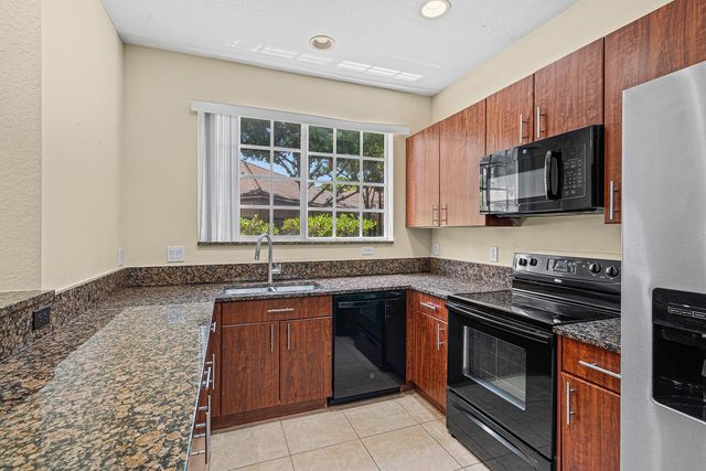 6272 S MILITARY Trail 203, Lake Worth, FL 33463