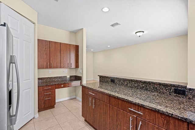 6272 S MILITARY Trail 203, Lake Worth, FL 33463