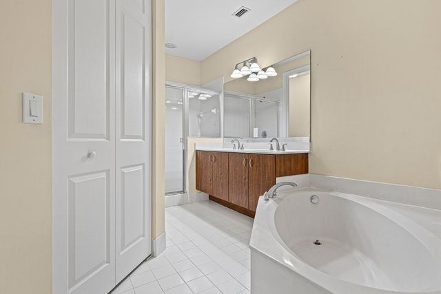 6272 S MILITARY Trail 203, Lake Worth, FL 33463
