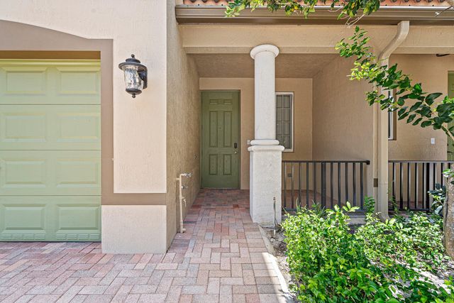6272 S MILITARY Trail 203, Lake Worth, FL 33463