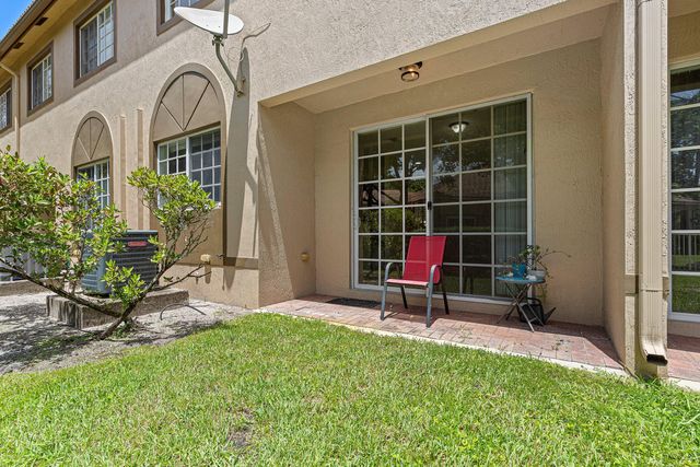 6272 S MILITARY Trail 203, Lake Worth, FL 33463