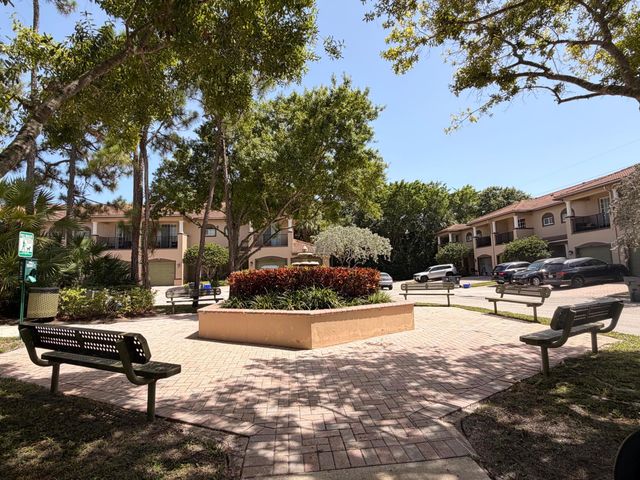 6272 S MILITARY Trail 203, Lake Worth, FL 33463