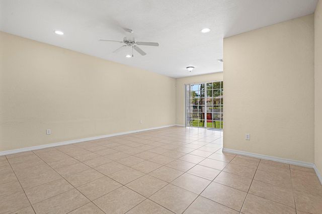6272 S MILITARY Trail 203, Lake Worth, FL 33463