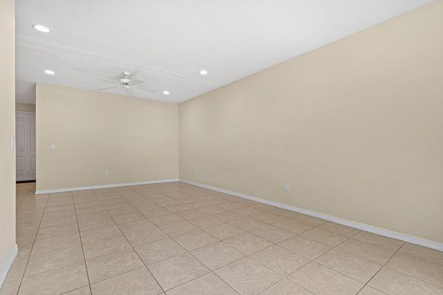 6272 S MILITARY Trail 203, Lake Worth, FL 33463