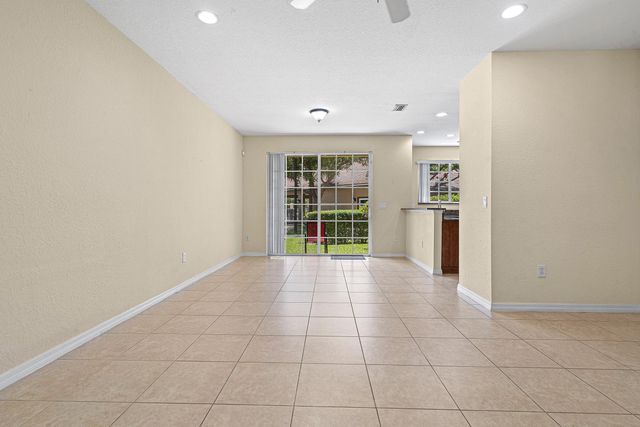 6272 S MILITARY Trail 203, Lake Worth, FL 33463