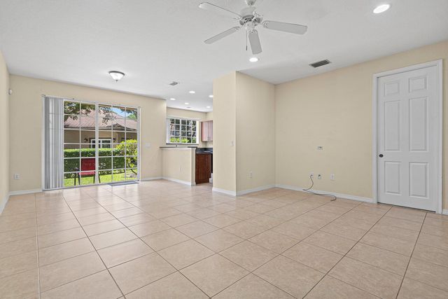 6272 S MILITARY Trail 203, Lake Worth, FL 33463