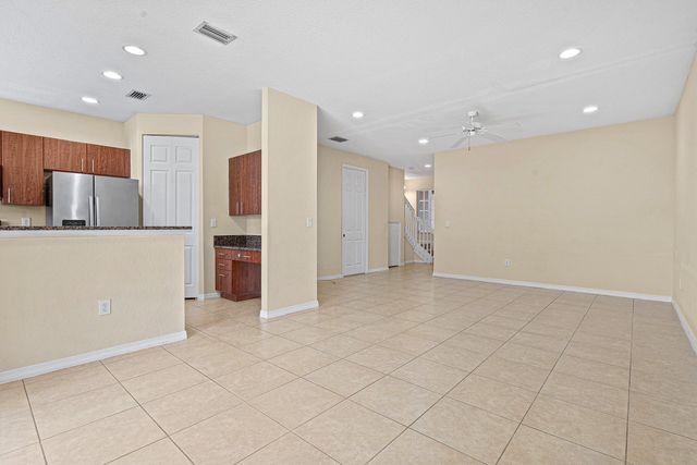 6272 S MILITARY Trail 203, Lake Worth, FL 33463
