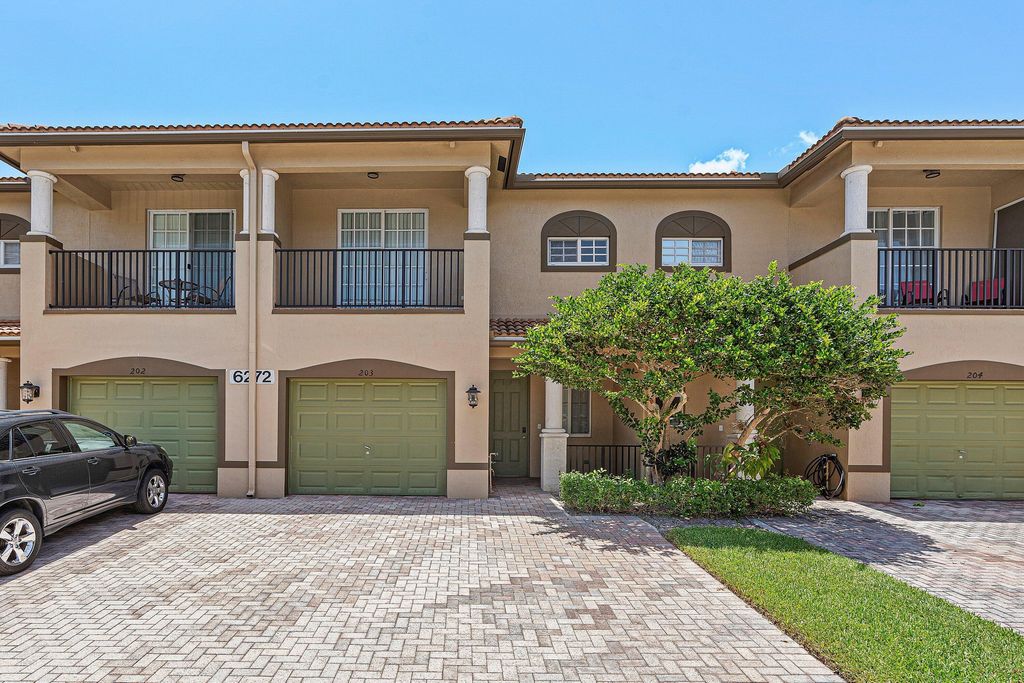 6272 S MILITARY Trail 203, Lake Worth, FL 33463