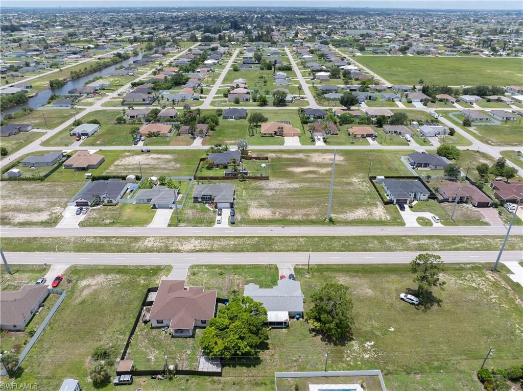 Image 13 of property listing at 418 Kismet PKWY E, Cape Coral, FL 33909