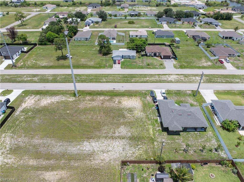 Image 5 of property listing at 418 Kismet PKWY E, Cape Coral, FL 33909