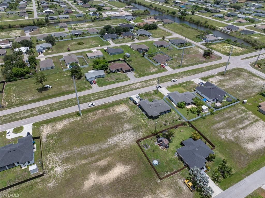 Image 6 of property listing at 418 Kismet PKWY E, Cape Coral, FL 33909