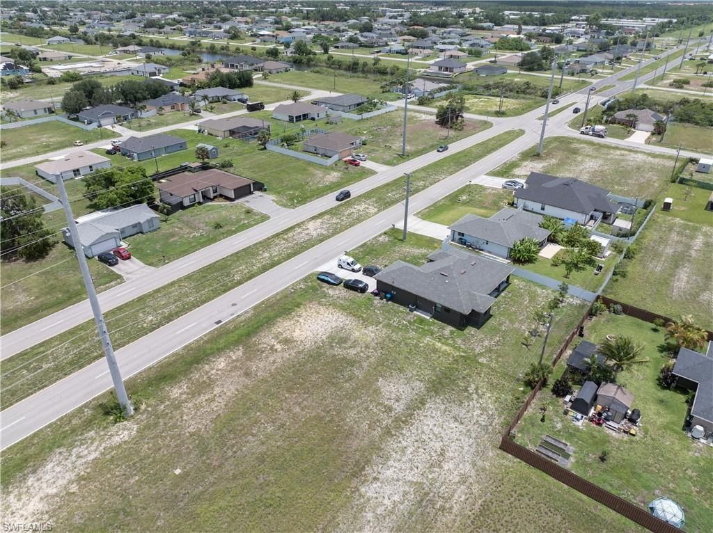 Image 9 of property listing at 418 Kismet PKWY E, Cape Coral, FL 33909
