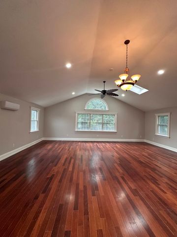 10 Linwood St, Oxford, MA 01540