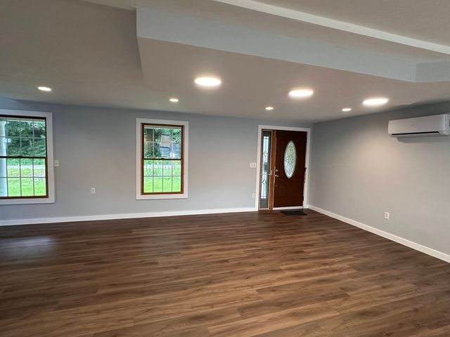 10 Linwood St, Oxford, MA 01540