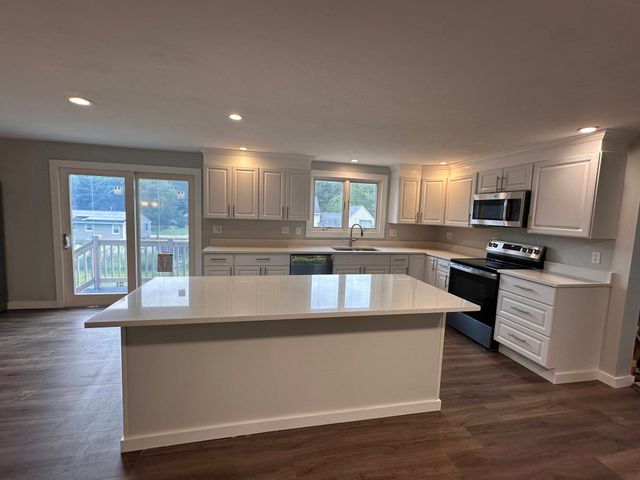 10 Linwood St, Oxford, MA 01540