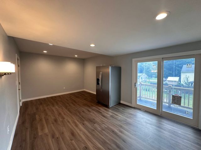 10 Linwood St, Oxford, MA 01540