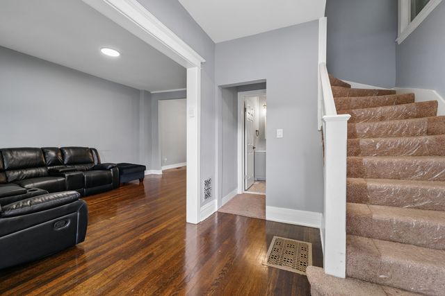 7005 S Eberhart Avenue, Chicago, IL 60637