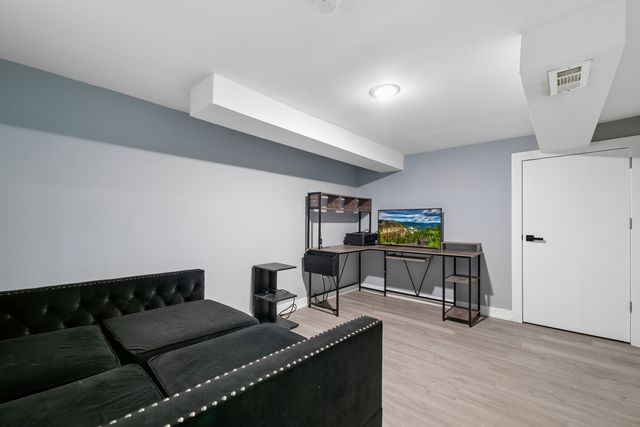 7005 S Eberhart Avenue, Chicago, IL 60637