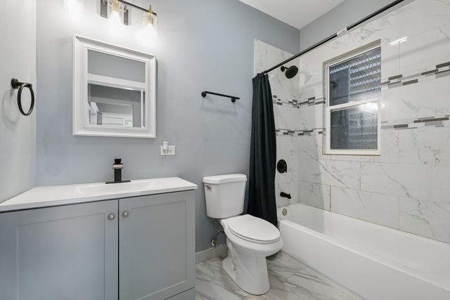 7005 S Eberhart Avenue, Chicago, IL 60637