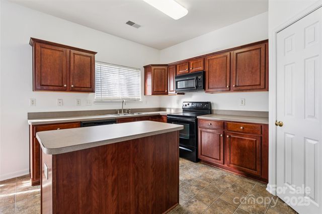 10032 Treeside Lane, Matthews, NC 28105