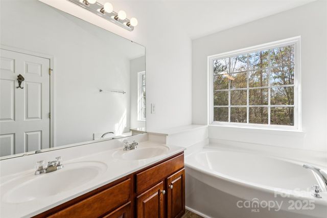 10032 Treeside Lane, Matthews, NC 28105