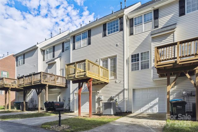 10032 Treeside Lane, Matthews, NC 28105