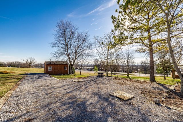 415 Woodlands Dr, Gallatin, TN 37066