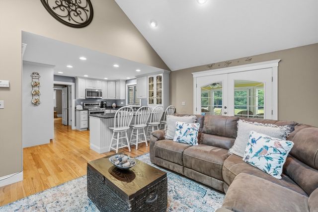 25 Pamden Ln, Seekonk, MA 02771