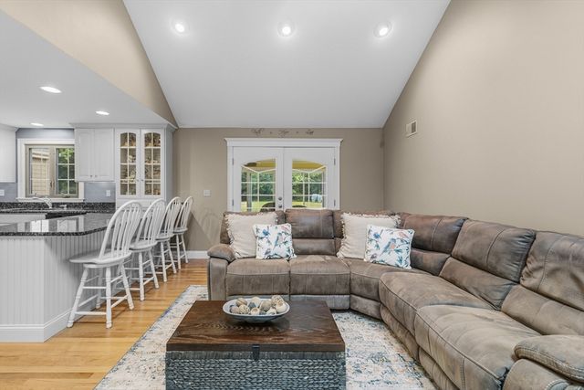 25 Pamden Ln, Seekonk, MA 02771
