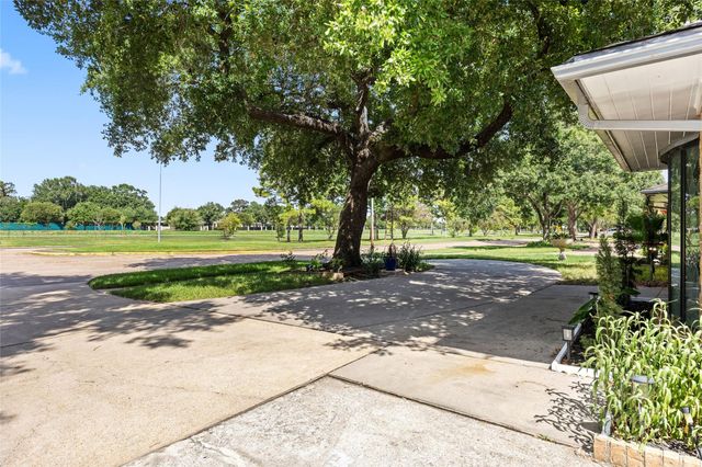 5827 S Braeswood Boulevard, Houston, TX 77096