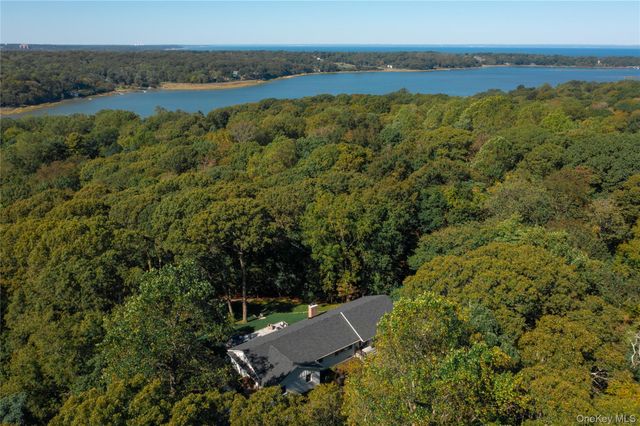 25 Pinoak Lane, Saint James, NY 11780