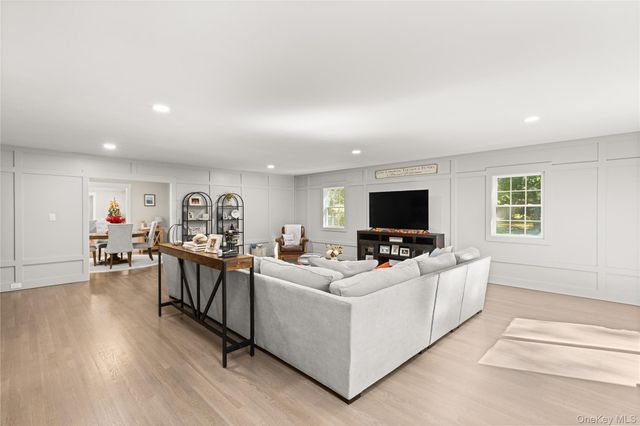 25 Pinoak Lane, Saint James, NY 11780