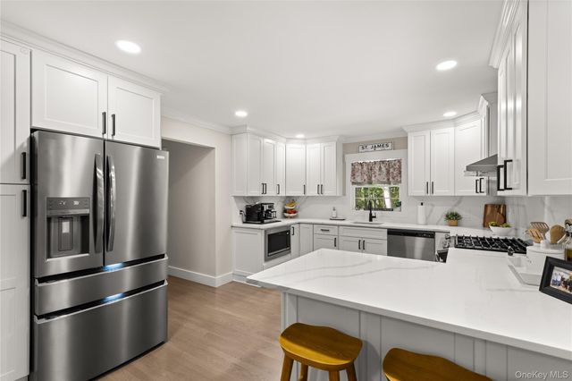 25 Pinoak Lane, Saint James, NY 11780