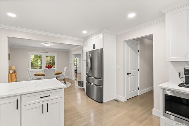 25 Pinoak Lane, Saint James, NY 11780