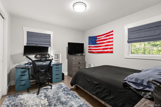 25 Pinoak Lane, Saint James, NY 11780