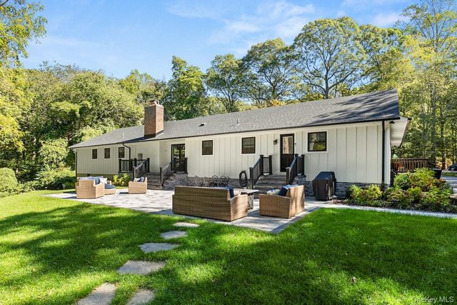 25 Pinoak Lane, Saint James, NY 11780