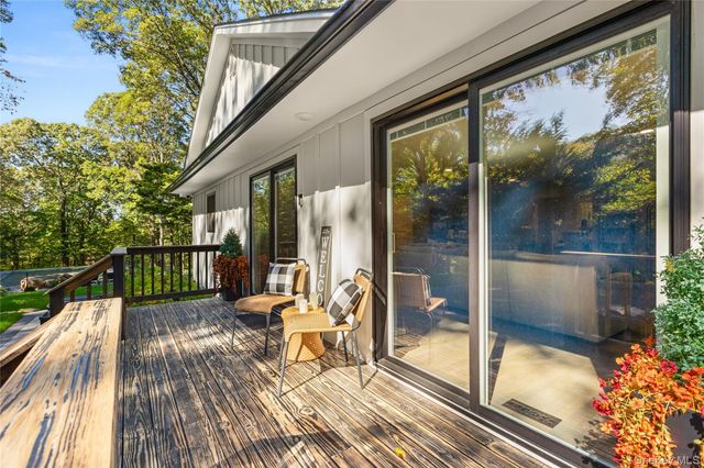 25 Pinoak Lane, Saint James, NY 11780